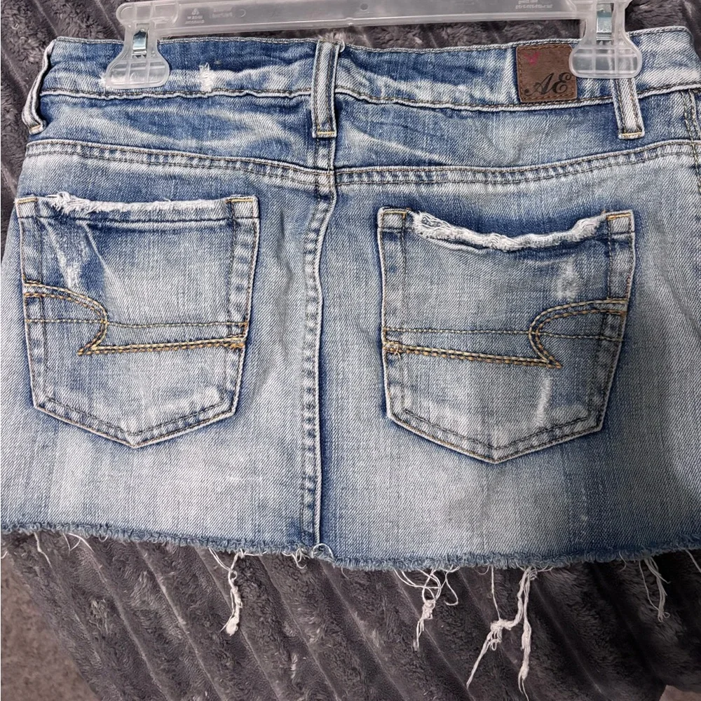 American Eagle Y2K Distressed Denim Mini Skirt Raw Hem Festival Size 0 - Picture 5 of 6